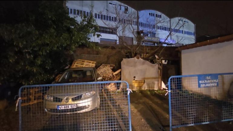 Sultanbeylide istinat duvarı ikinci kez çöktü; park halindeki otomobilde hasar oluştu