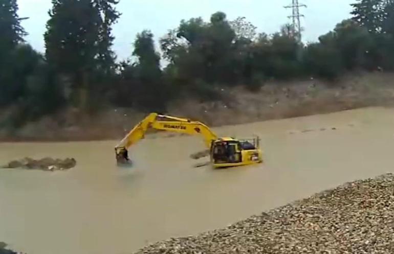 Otomobil çaya düştü, mahsur kalan sürücü kurtarıldı