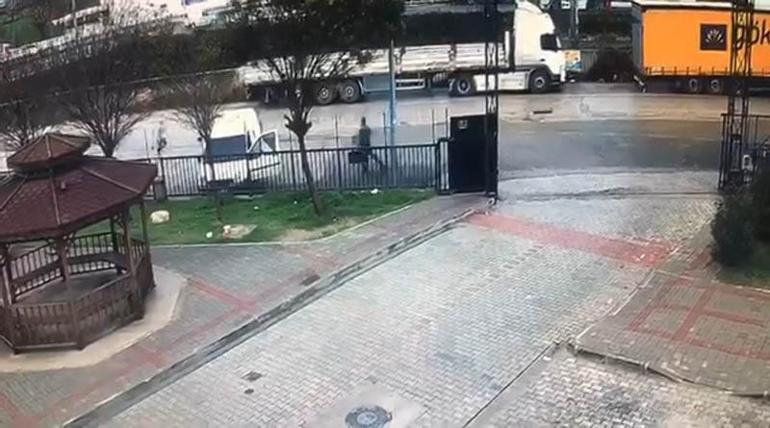 Sokak ortasında silahlı saldırı anı kamerada: 1 ölü, 1 yaralı