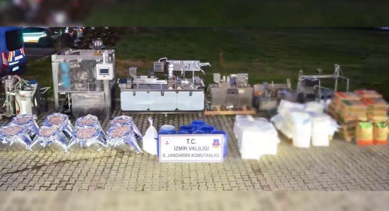 İzmirde 1 ton 625 kilo uyuşturucu ham maddesi ele geçirildi: 2 gözaltı