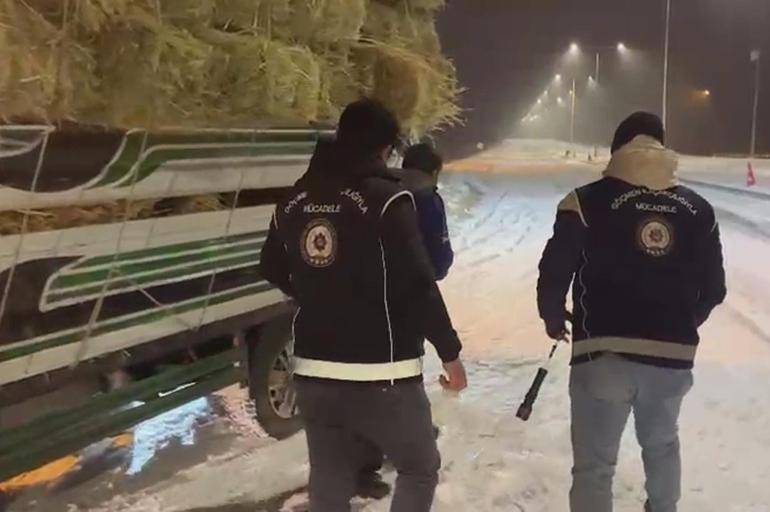 Saman balyalarının arasında 3 kaçak göçmen yakalandı