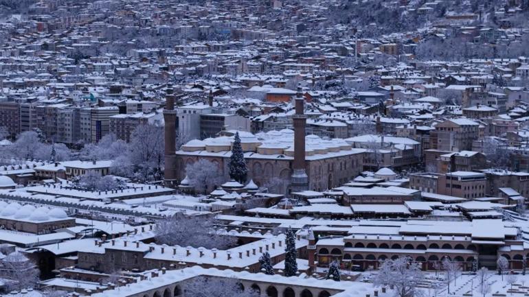 Bursa’da etkili olan kar yağışı, kent merkezini beyaza bürüdü