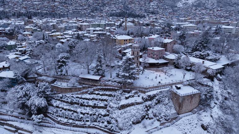 Bursa’da etkili olan kar yağışı, kent merkezini beyaza bürüdü