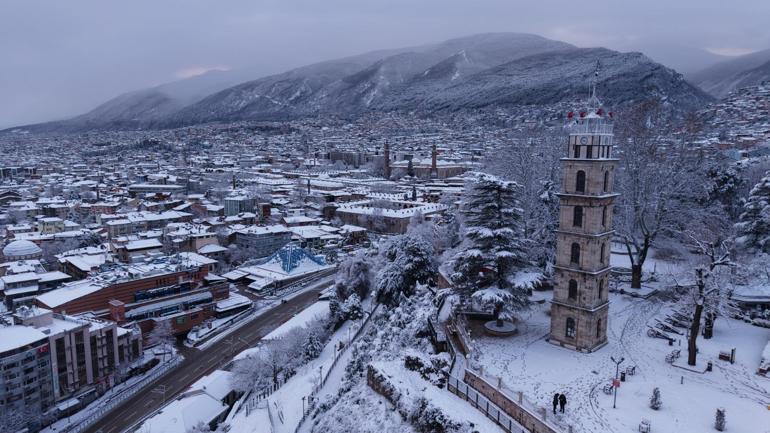 Bursa’da etkili olan kar yağışı, kent merkezini beyaza bürüdü