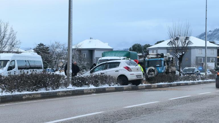 Refüje çıkan otomobilin sürücüsü yaralandı