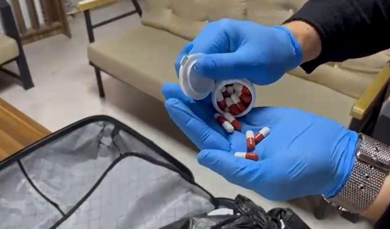 Evlerinde 18 bin 900 sentetik hap ele geçirilen 2 şüpheliye gözaltı