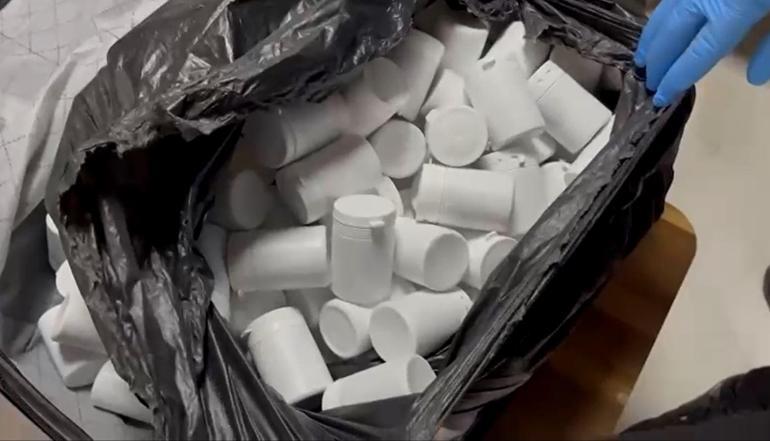 Evlerinde 18 bin 900 sentetik hap ele geçirilen 2 şüpheliye gözaltı