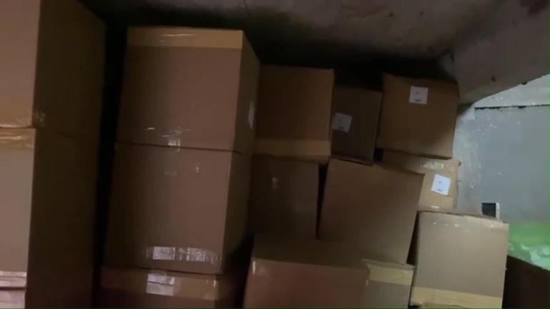 Depo olarak kullanılan ahırda 2 ton kaçak tütün ve 372 bin makaron ele geçirildi