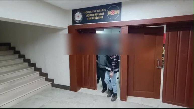 Depo olarak kullanılan ahırda 2 ton kaçak tütün ve 372 bin makaron ele geçirildi