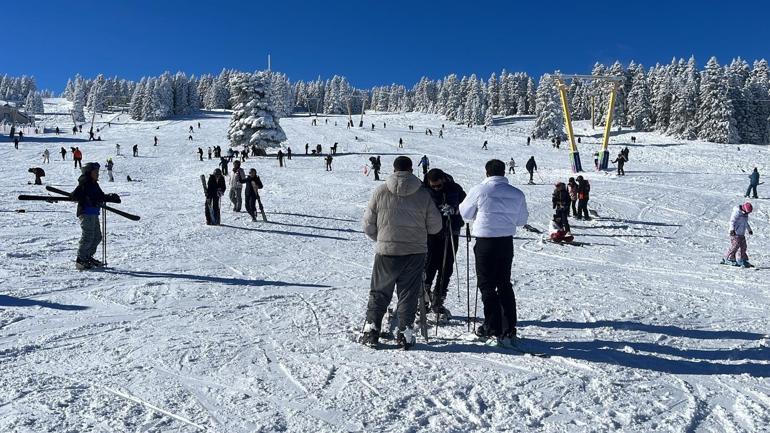 Uludağda kar kalınlığı 1 metreye yaklaştı, tatilciler pistlere akın etti
