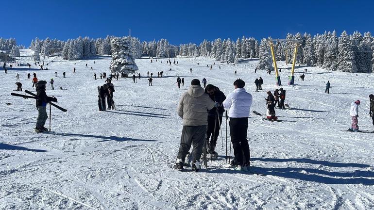 Uludağda kar kalınlığı 1 metreye yaklaştı, tatilciler pistlere akın etti