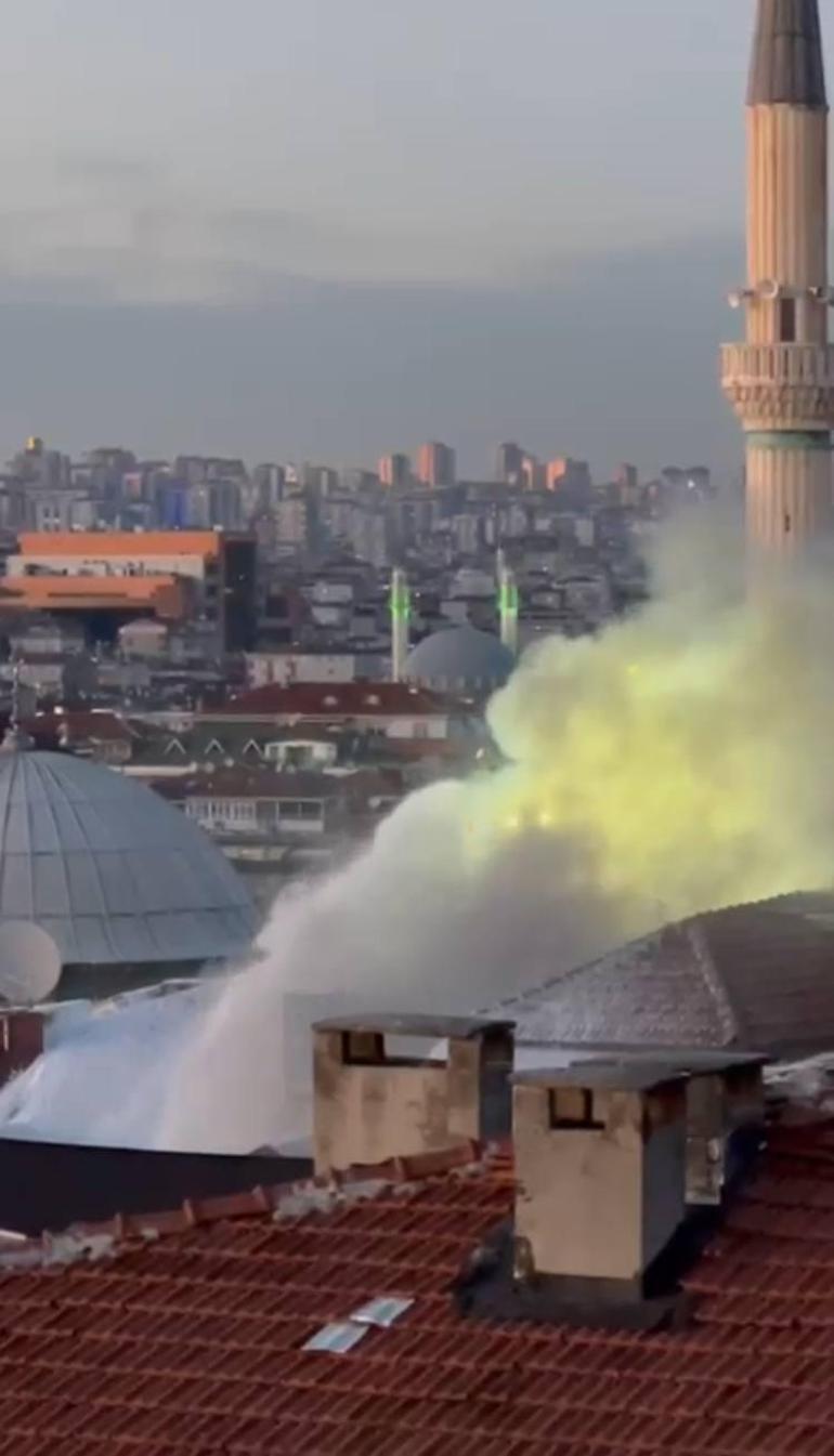 Bahçelievlerde çatıda yangın; alevler bitişikteki binaya sıçradı