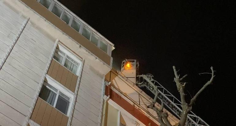 Bahçelievlerde çatıda yangın; alevler bitişikteki binaya sıçradı