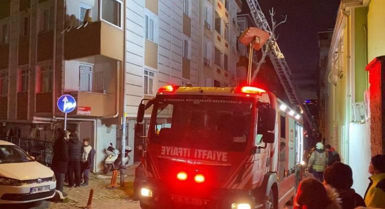 Bahçelievlerde çatıda yangın; alevler bitişikteki binaya sıçradı