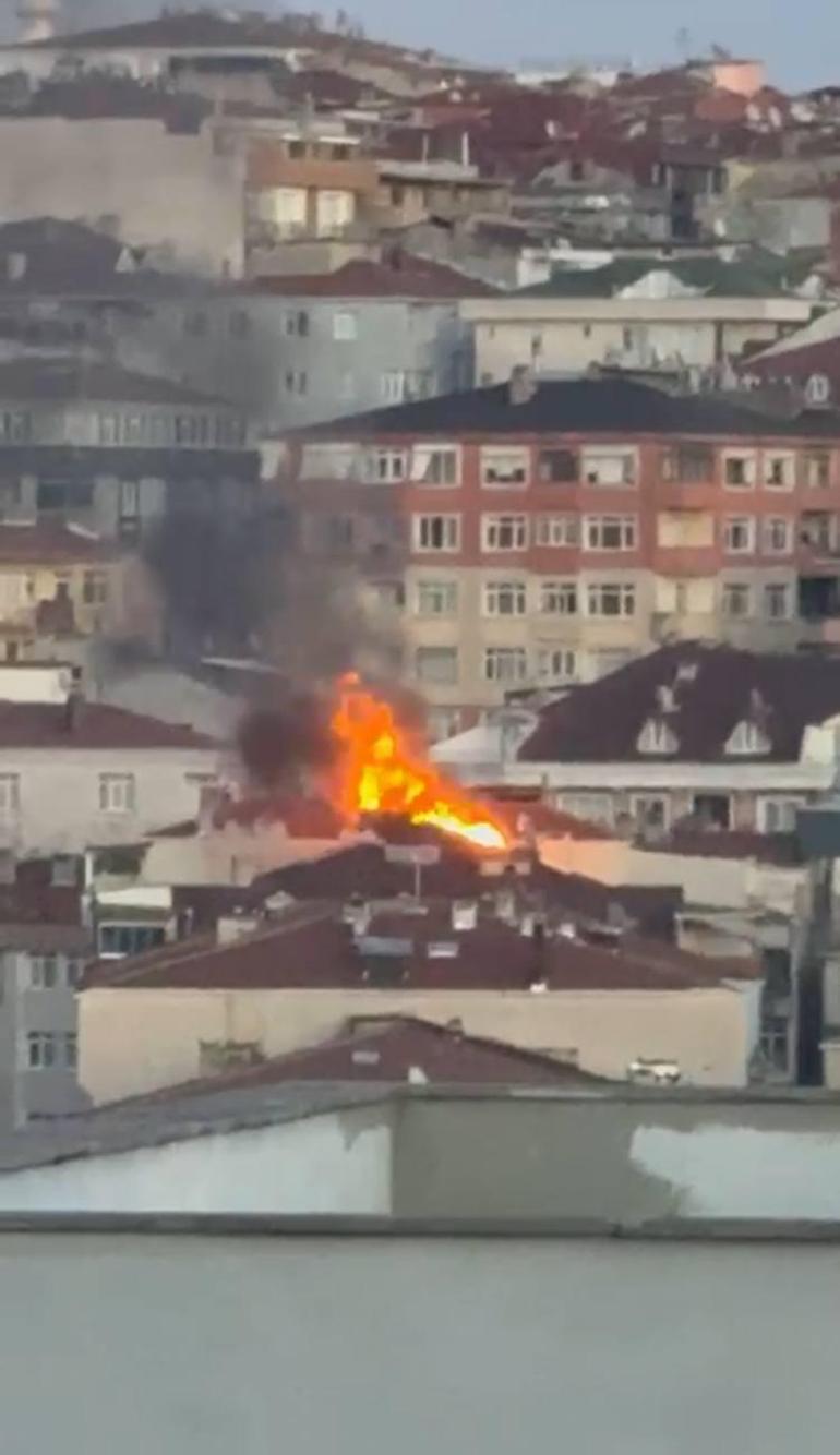 Bahçelievlerde çatıda yangın; alevler bitişikteki binaya sıçradı