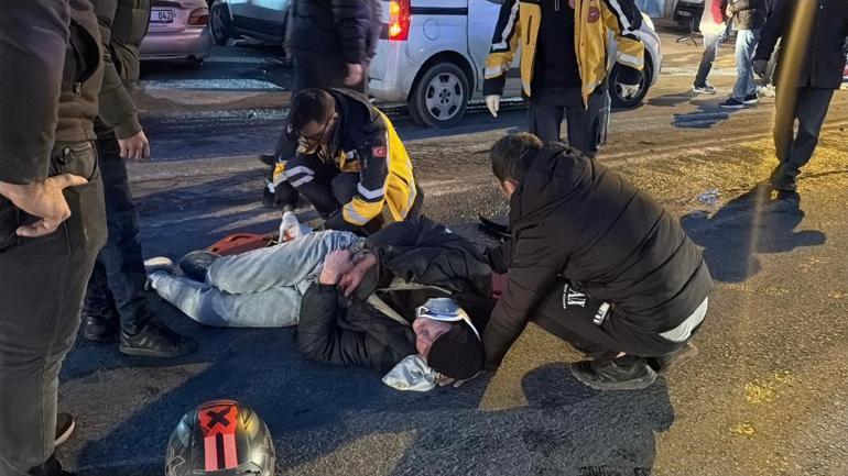 Motosiklet ile hafif ticari aracın çarpıştığı kaza kamerada: 2 yaralı