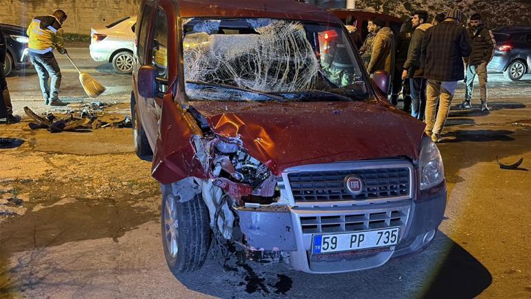 Motosiklet ile hafif ticari aracın çarpıştığı kaza kamerada: 2 yaralı
