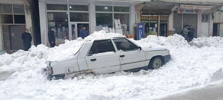 Binanın çatısından düşen kar kütlesi otomobili ezdi