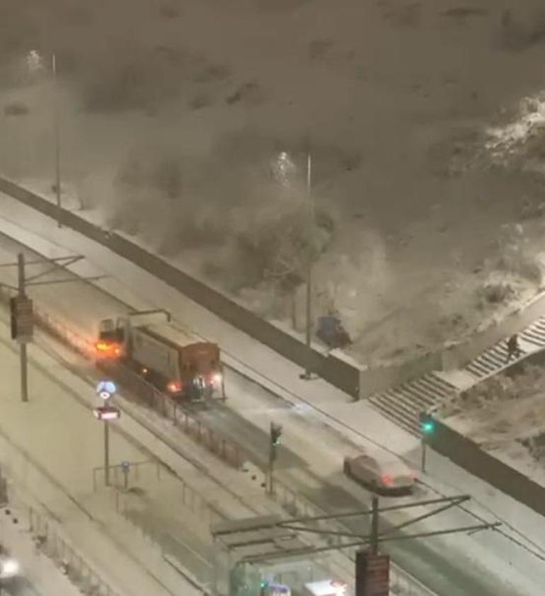 Kar topu isabet eden kar küreme aracı refüje çarptı; o anlar kamerada