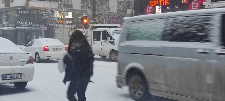 Vanda 296 yerleşim yeri ulaşıma kapandı