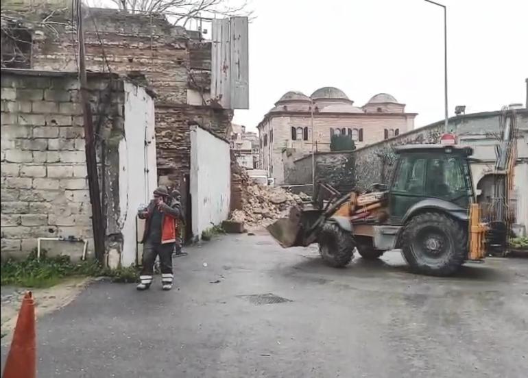 Beyoğlu’nda tarihi metruk binanın duvarı çöktü; o anlar kamerada