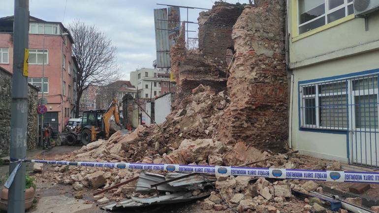 Beyoğlu’nda tarihi metruk binanın duvarı çöktü; o anlar kamerada