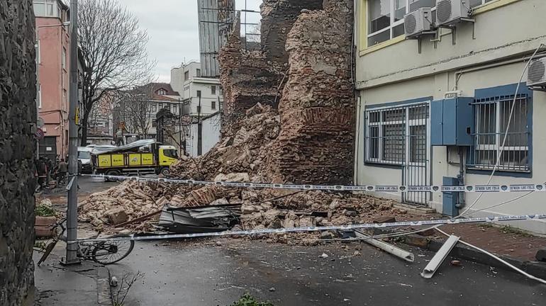 Beyoğlu’nda tarihi metruk binanın duvarı çöktü; o anlar kamerada