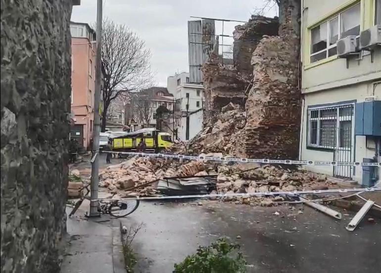 Beyoğlu’nda tarihi metruk binanın duvarı çöktü; o anlar kamerada