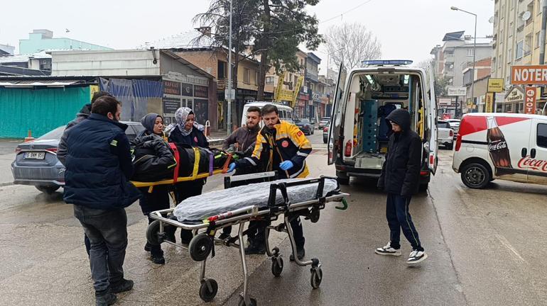 Yola fırlayan çocuğa çarpmamak için ani manevra yaptı, motosikletten düşüp yaralandı