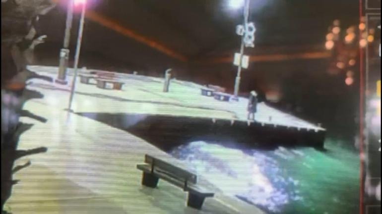 Büyükçekmece’de sanal medyada canlı yayın yaparken denize atlayan kadını kurtardı