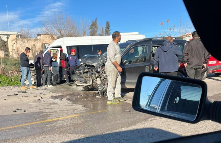 Osmaniyede servis minibüsü ile hafif ticari araç çarpıştı: 7 yaralı