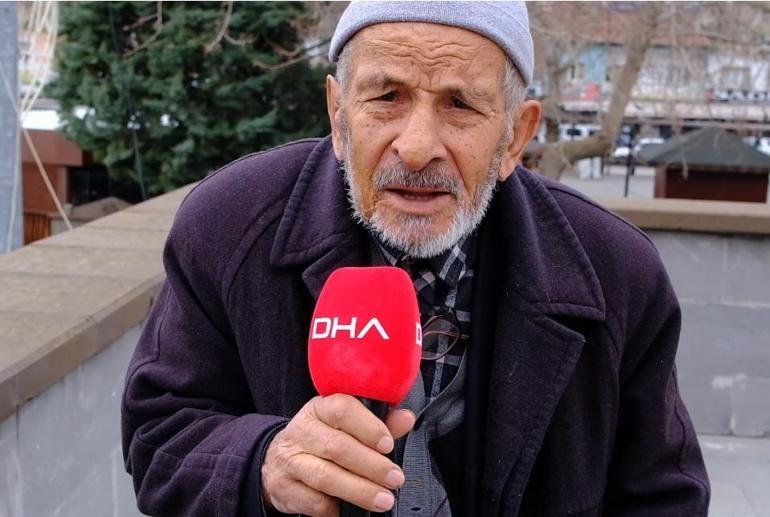 Hoparlör kullanmadan cenaze namazına çağırıp, geleneği devam ettiriyor