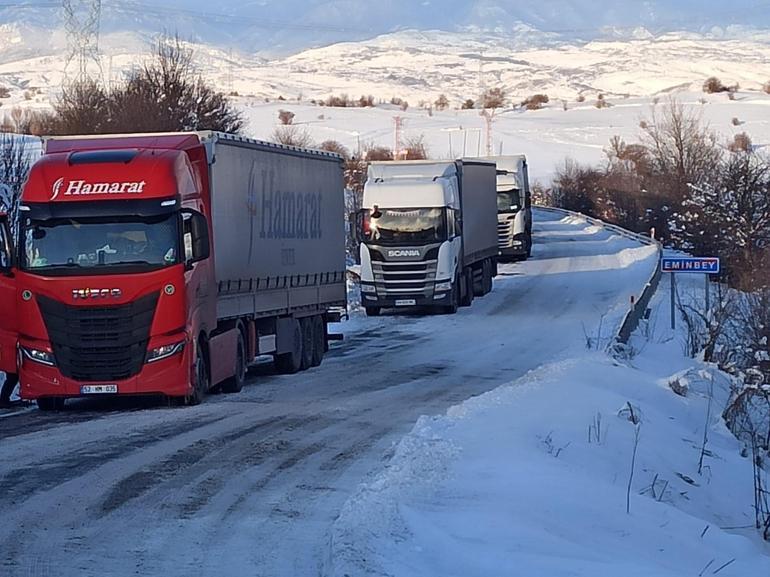 Ardahan’da TIR kaydı, uluslararası yol trafiğe kapandı