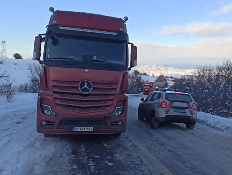 Ardahan’da TIR kaydı, uluslararası yol trafiğe kapandı