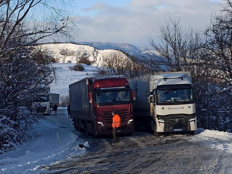 Ardahan’da TIR kaydı, uluslararası yol trafiğe kapandı