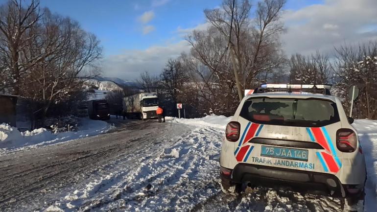 Ardahan’da TIR kaydı, uluslararası yol trafiğe kapandı