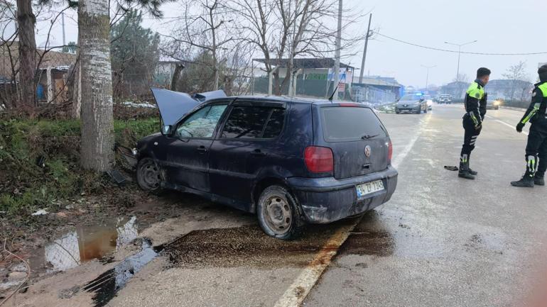 Kontrolden çıkan otomobil önce kaldırıma ardından ağaca çarptı: 2 yaralı