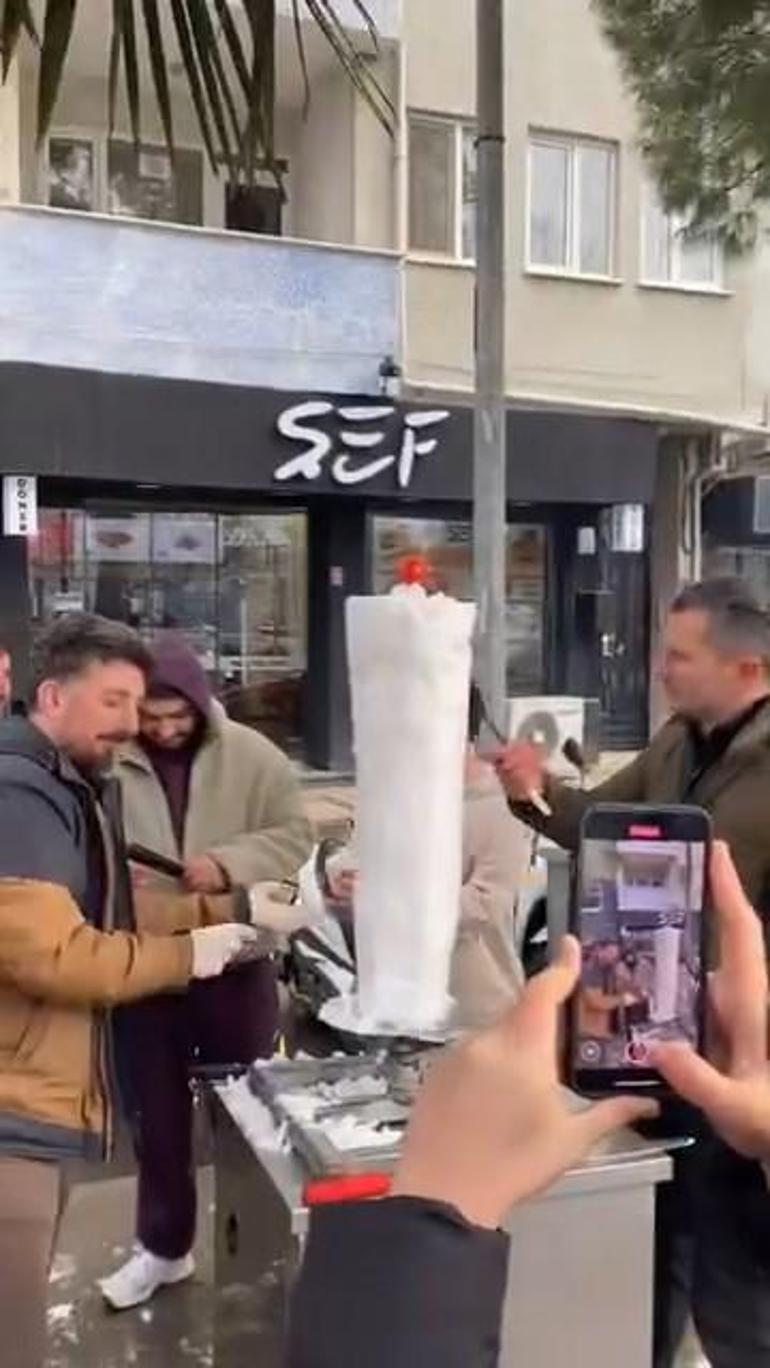 Bursada döner ustasından kardan döner ikramı