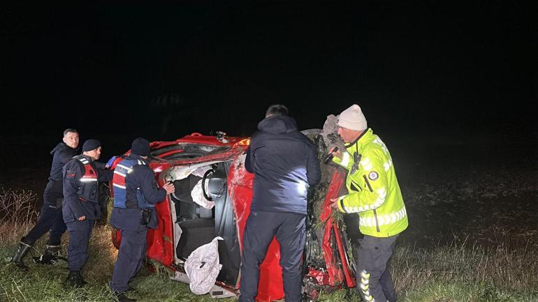 Edirnede takla atan otomobil tarlaya savruldu: 2 yaralı