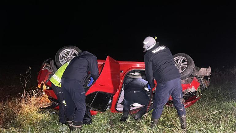 Edirnede takla atan otomobil tarlaya savruldu: 2 yaralı