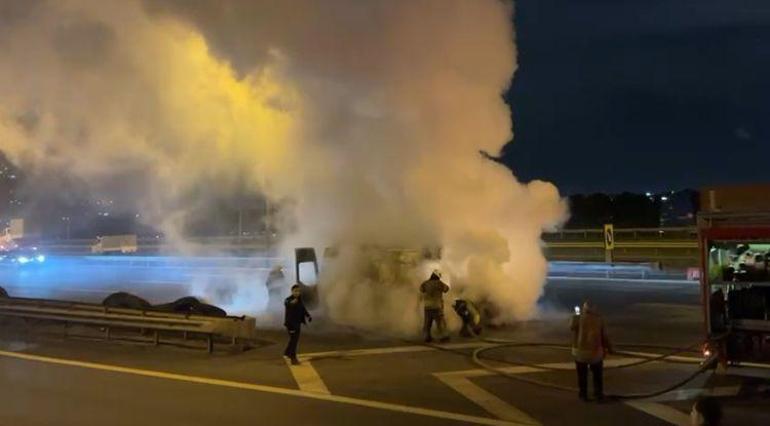 Esenyurt TEM Otoyolunda minibüs alev alev yandı