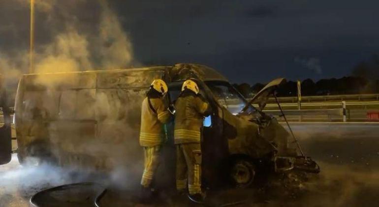 Esenyurt TEM Otoyolunda minibüs alev alev yandı