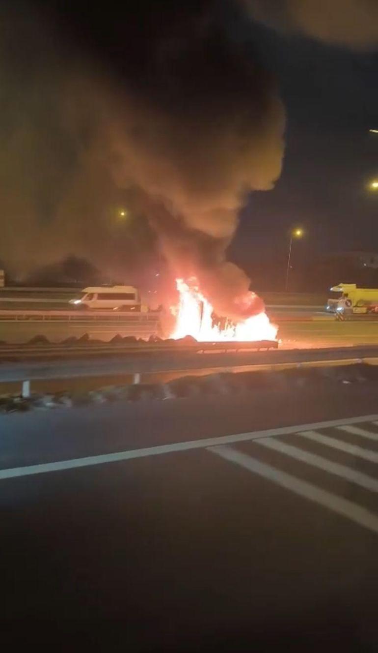 Esenyurt TEM Otoyolunda minibüs alev alev yandı