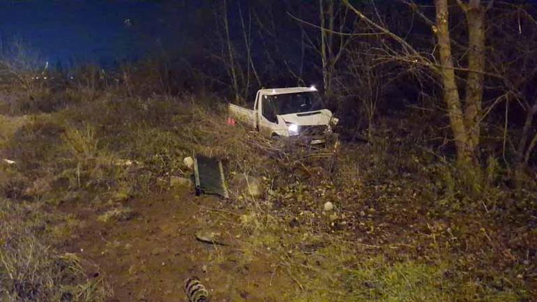 Kamyonet çalılık alana uçtu; çarptığı bariyerler 2 otomobilin üzerine düştü