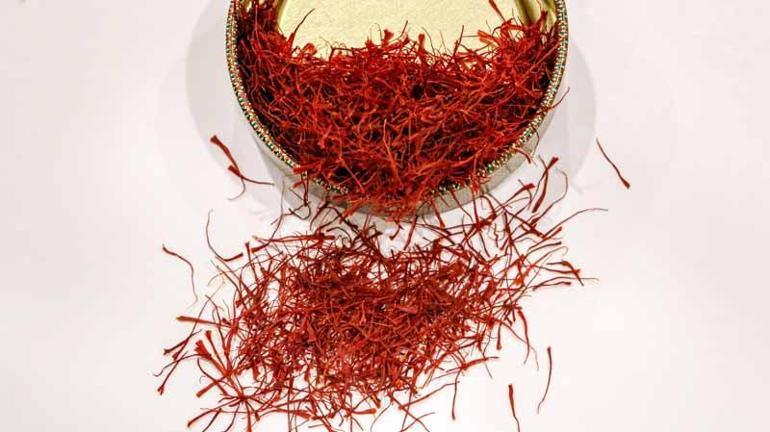 Kilosu 900 bin liraya ulaşan safran, mısır koçanı ve at kılı ile taklit ediliyor