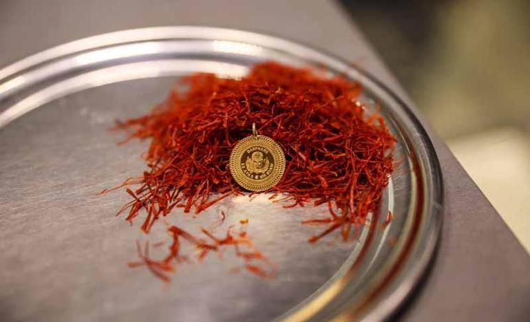 Kilosu 900 bin liraya ulaşan safran, mısır koçanı ve at kılı ile taklit ediliyor