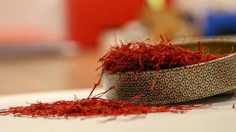 Kilosu 900 bin liraya ulaşan safran, mısır koçanı ve at kılı ile taklit ediliyor