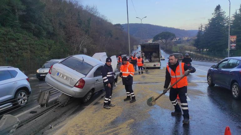 Sarıyerde otomobil aydınlatma direğini devirdi