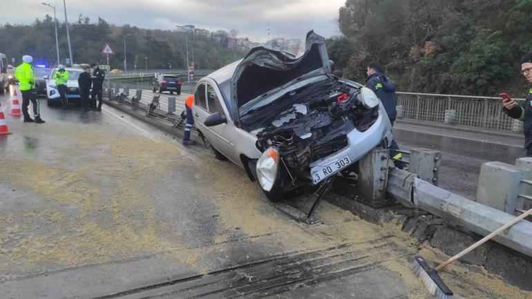 Sarıyerde otomobil aydınlatma direğini devirdi