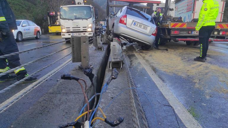 Sarıyerde otomobil aydınlatma direğini devirdi